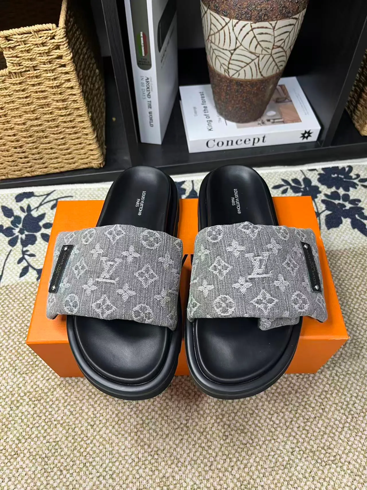 P340 [New Style] [LOUIS VUITTON] Louis Vuitton, LV printing, men's and women's slippers are now on the market, packed in drawer boxes with cloth bags and cards, the upper pattern looks very soft and waxy, and is a super versatile leg slimming tool. Fabric: imported denim/canvas/old fabric, LV hardware LOGO, official website pattern printing, comfortable to wear, feet: high-elastic PU water table. Sole: foam sole, heel height: about 5cm. Code number: 35-46, 35, 45, 46 are custom-made and non-returnable. Color: multiple colors and styles available.